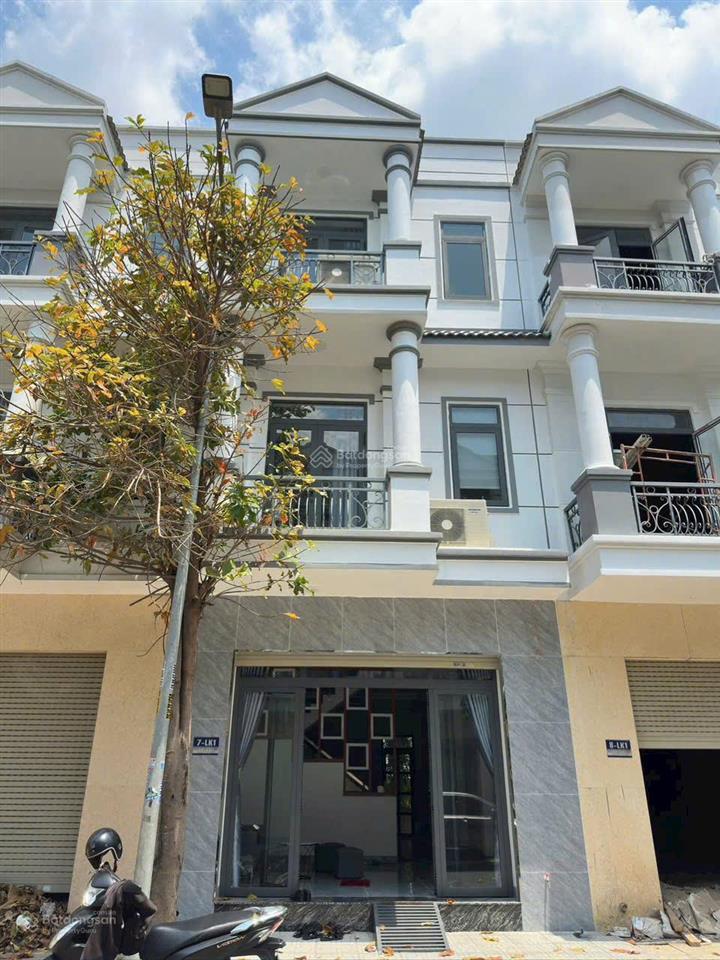 Cần bán căn nhà 1 trệt 2 lầu nằm ngay mặt tiền đt 747b, phường tân hiệp, tân uyên, bình dương