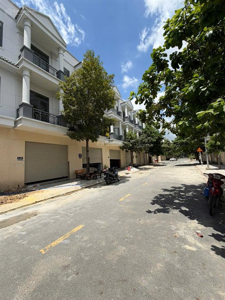 Cần bán căn nhà 1 trệt 2 lầu nằm ngay mặt tiền đt 747b, phường tân hiệp, tân uyên, bình dương