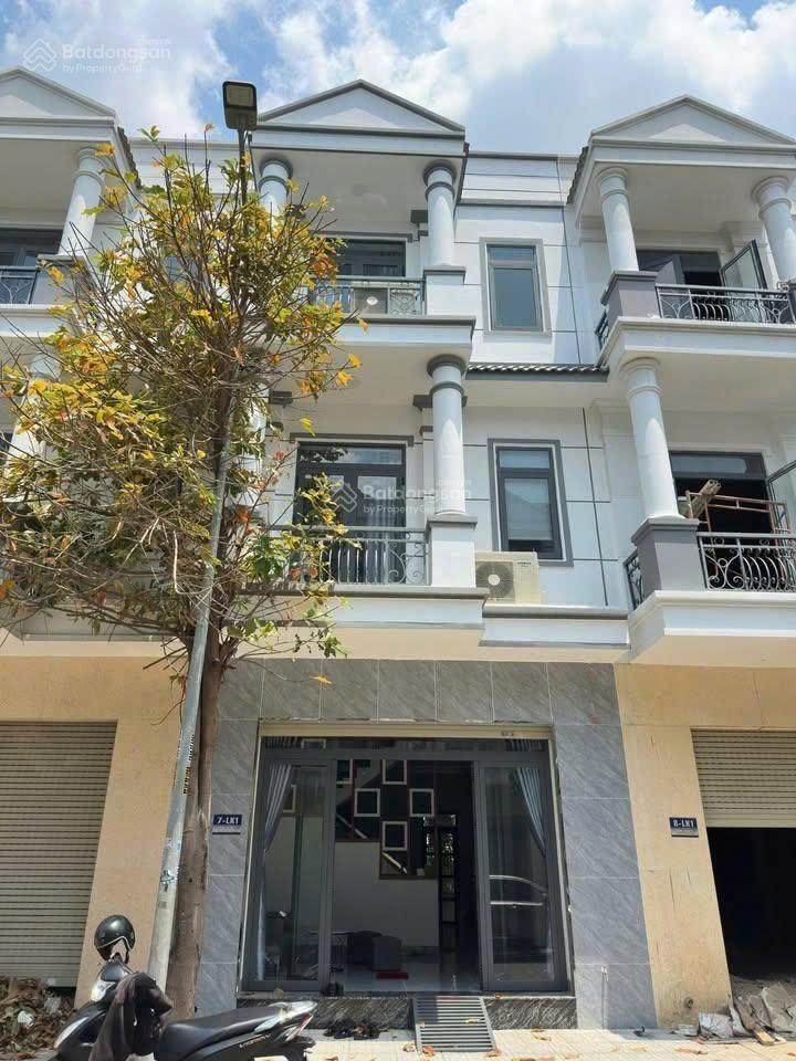 Chủ gửi bán gấp căn 2 lầu nằm ngay mặt tiền đt 747b phường tân hiệp, tân uyên, bình dương cũ, shr