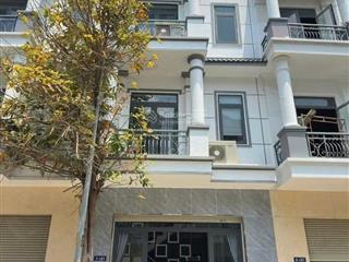 Chủ gửi bán gấp căn 2 lầu nằm ngay mặt tiền đt 747b phường tân hiệp, tân uyên, bình dương cũ, shr