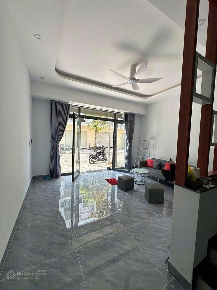 Chủ gửi bán gấp căn 2 lầu nằm ngay mặt tiền đt 747b phường tân hiệp, tân uyên, bình dương cũ, shr