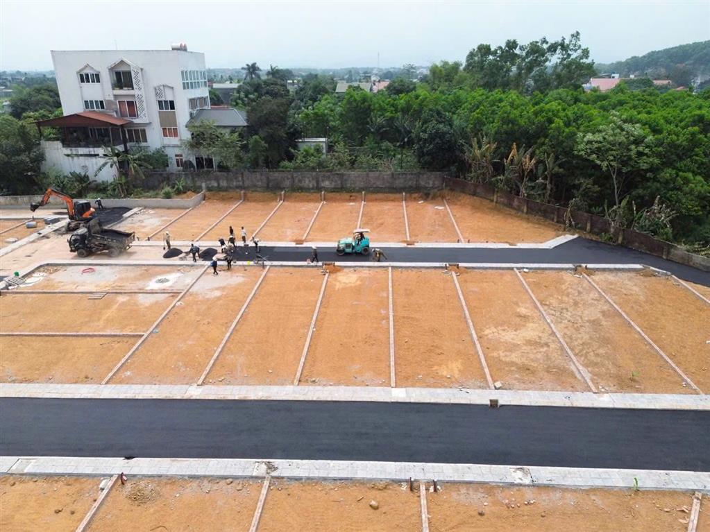 SINH VIÊN ĐÃ BẮT ĐẦU DI CHUYỂN LÊN HÒA LẠC . ĐẤT ĐANG DƯỢC CÁC NHÀ ĐẦU TƯ TÌM KIẾM . EM