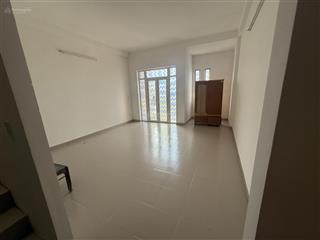 Tầng 3 của nhà nguyên căn. có 1 phòng ngủ. có toilet riêng, có 50m phòng trống làm phòng khách.