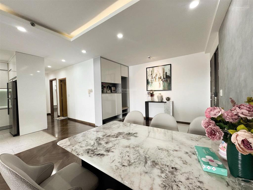 Chính chủ cần bán căn 3 ngủ, 124m², có sổ hồng tại sunrise city quận 7.  0909 982 ***