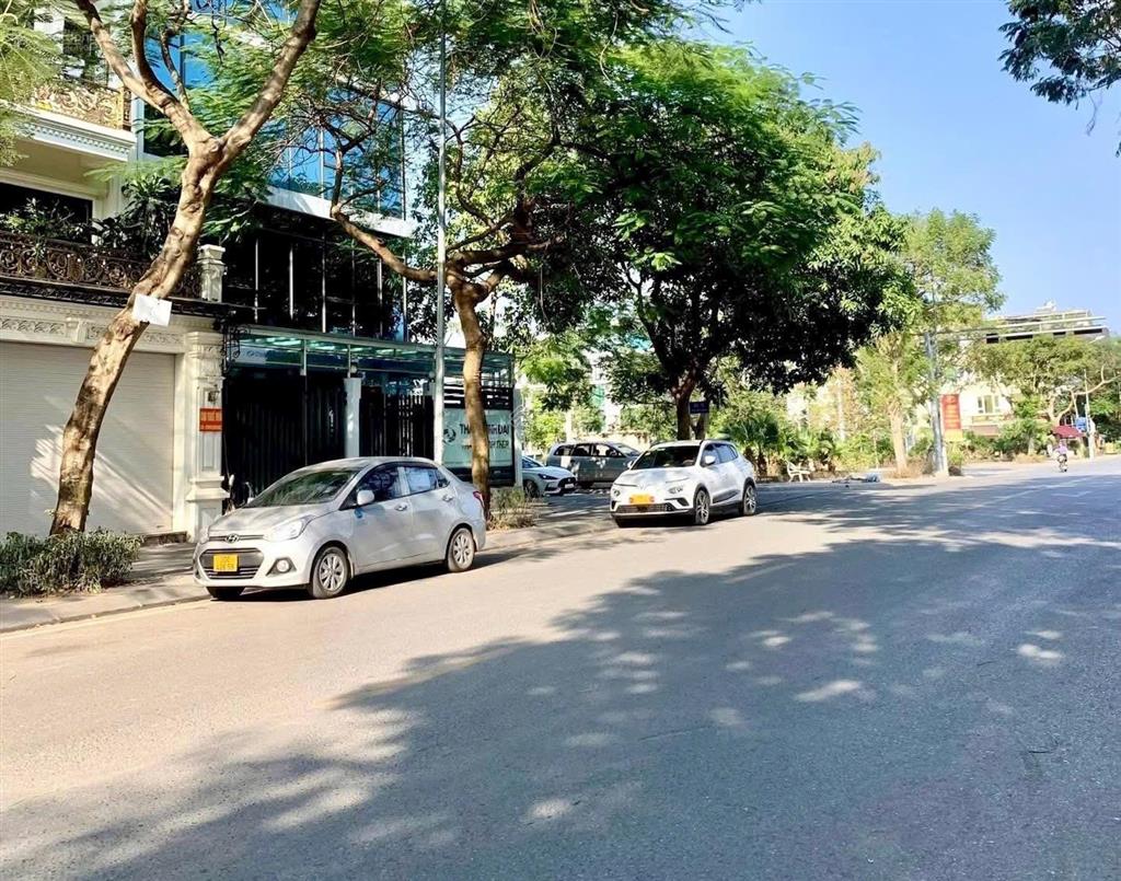 Bán đất khu đô thị sài đồng, vỉa hè rộng, 175m2, mặt tiền 8.5m, giá chào nhỉnh 36 tỷ.