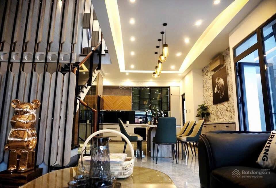 Bán villa nghỉ dưỡng 3 tầng cách biển chỉ 300m, hồ bơi điện khoáng, full nội thất