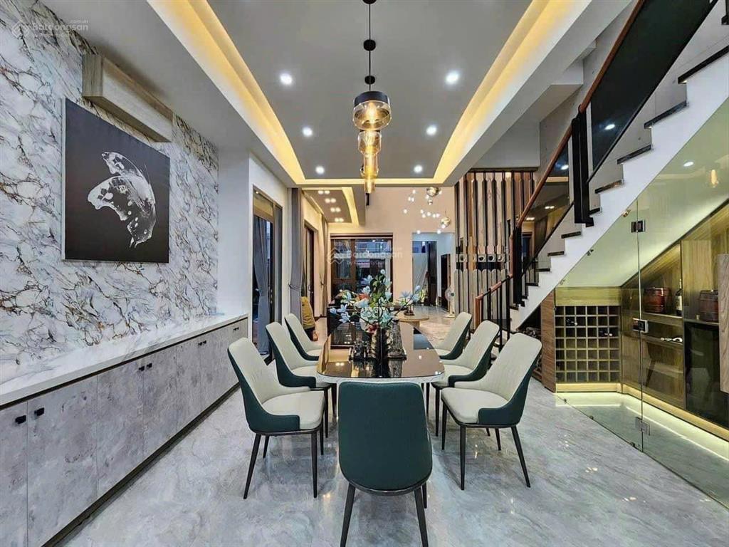 Bán villa nghỉ dưỡng 3 tầng cách biển chỉ 300m, hồ bơi điện khoáng, full nội thất