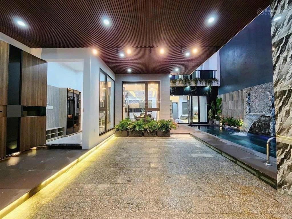 Bán villa nghỉ dưỡng 3 tầng cách biển chỉ 300m, hồ bơi điện khoáng, full nội thất