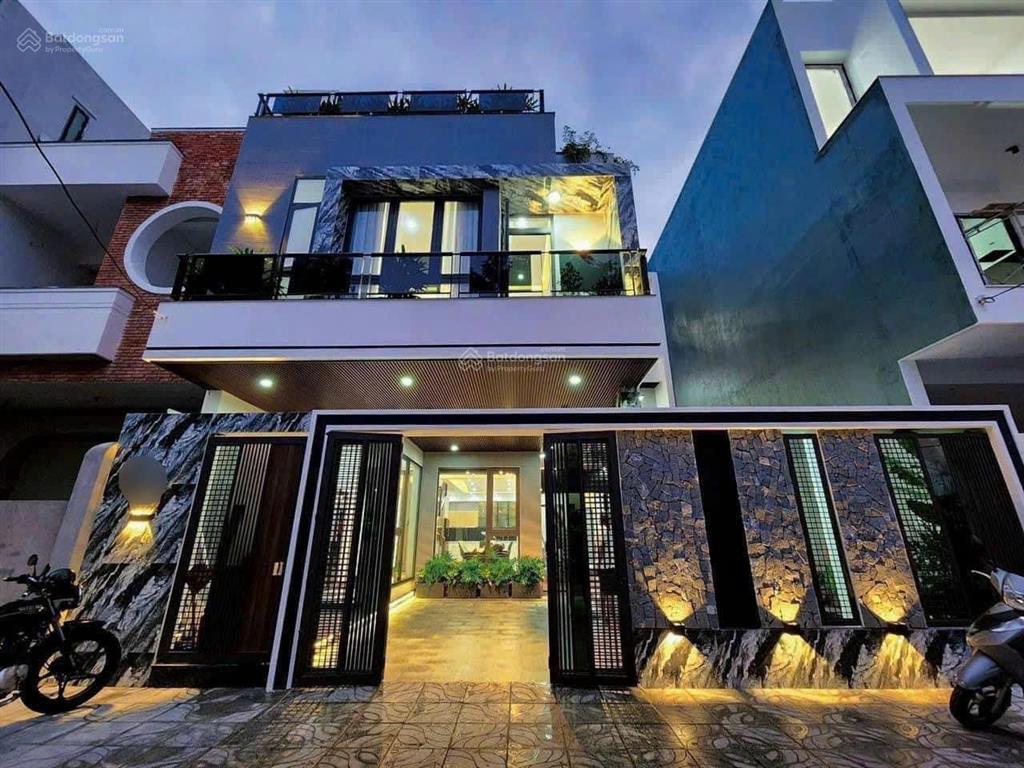 Bán villa nghỉ dưỡng 3 tầng cách biển chỉ 300m, hồ bơi điện khoáng, full nội thất