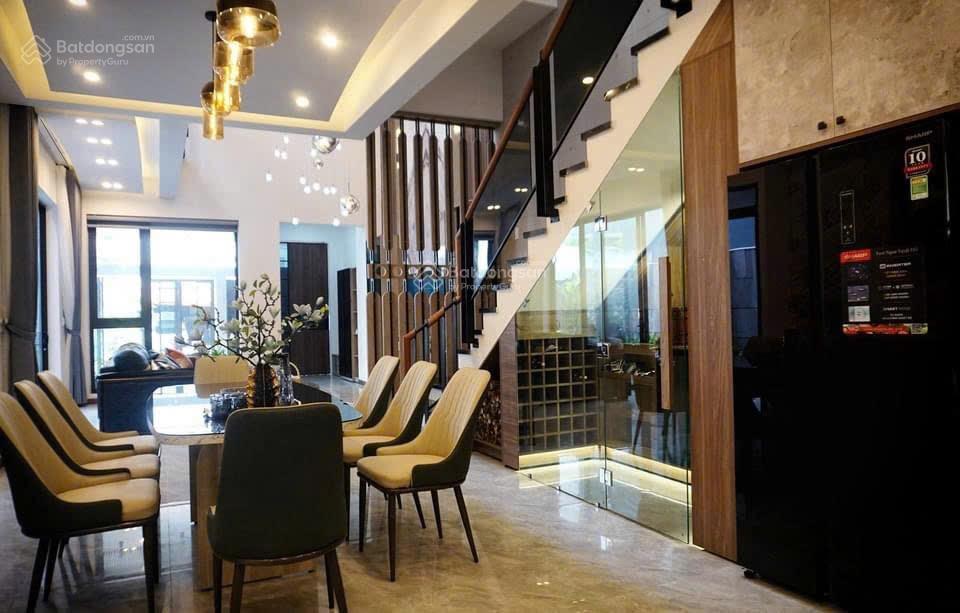 Bán villa nghỉ dưỡng 3 tầng cách biển chỉ 300m, hồ bơi điện khoáng, full nội thất