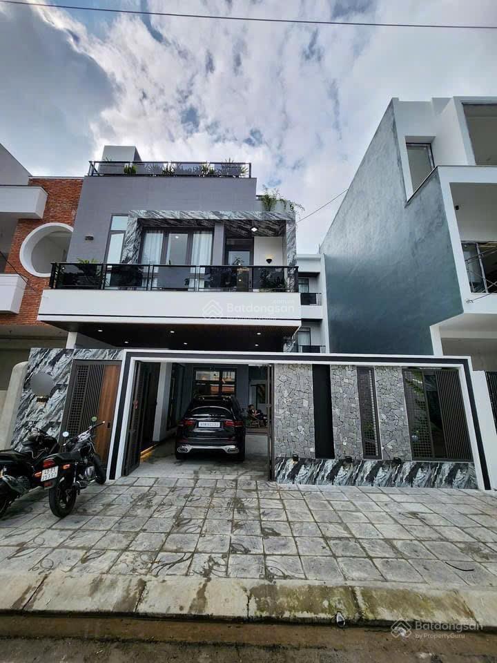 Bán villa nghỉ dưỡng 3 tầng cách biển chỉ 300m, hồ bơi điện khoáng, full nội thất