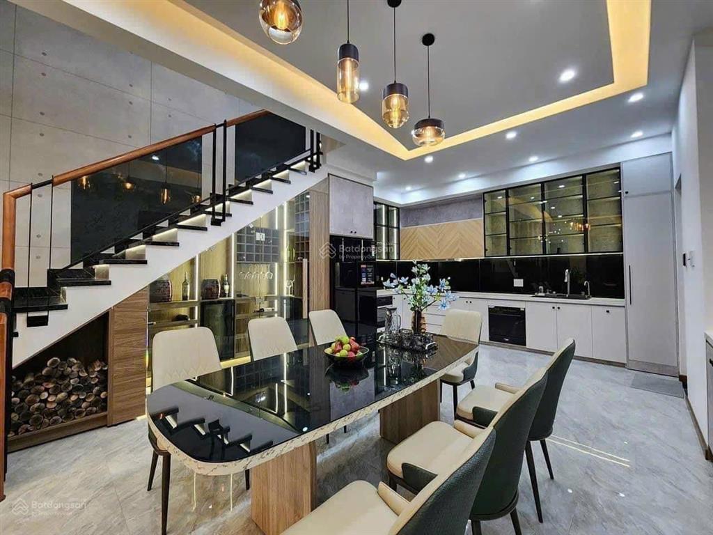 Bán villa nghỉ dưỡng 3 tầng cách biển chỉ 300m, hồ bơi điện khoáng, full nội thất