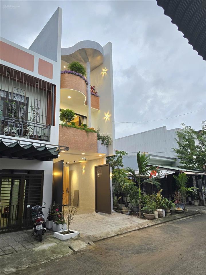 Nhà 3 tầng mt đường 5,5m sát biển nguyễn tất thành, full nội thất cao cấp, giá nhỉnh 8 tỷ sẵn sổ