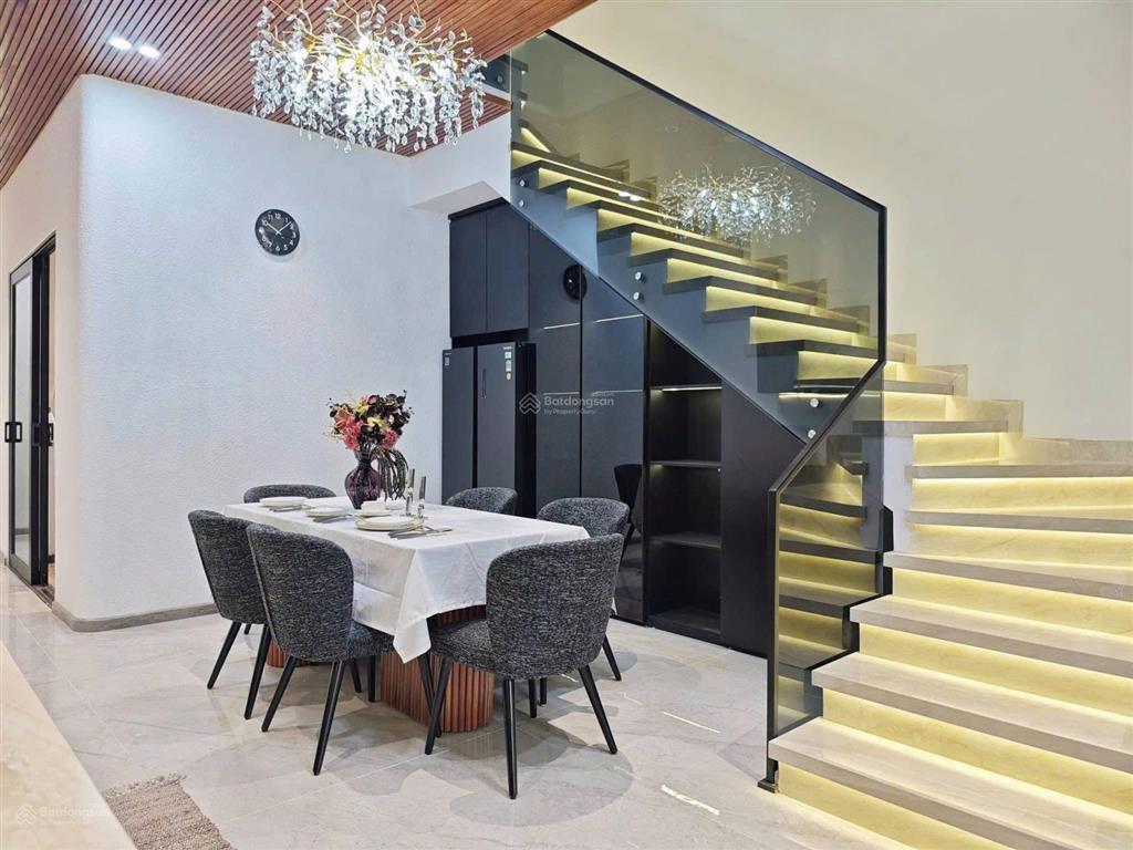 Nhà 3 tầng mặt tiền đường 7,5m lề 4m, cách biển 300m. 125m2, full nội thất cao cấp, sẵn sổ