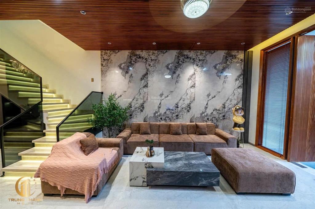 Nhà 3 tầng mặt tiền đường 7,5m lề 4m, cách biển 300m. 125m2, full nội thất cao cấp, sẵn sổ