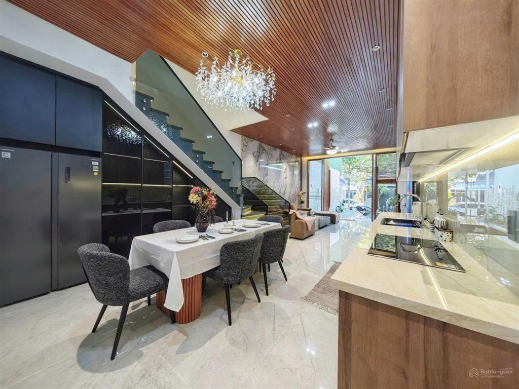 Nhà 3 tầng mặt tiền đường 7,5m lề 4m, cách biển 300m. 125m2, full nội thất cao cấp, sẵn sổ