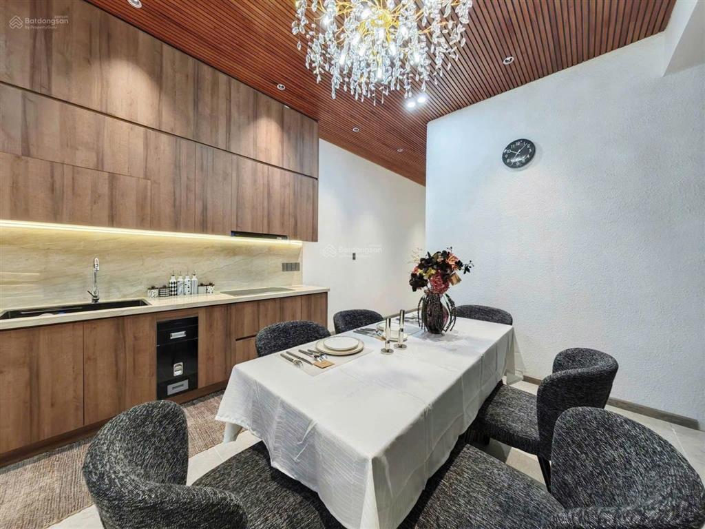 Nhà 3 tầng mặt tiền đường 7,5m lề 4m, cách biển 300m. 125m2, full nội thất cao cấp, sẵn sổ
