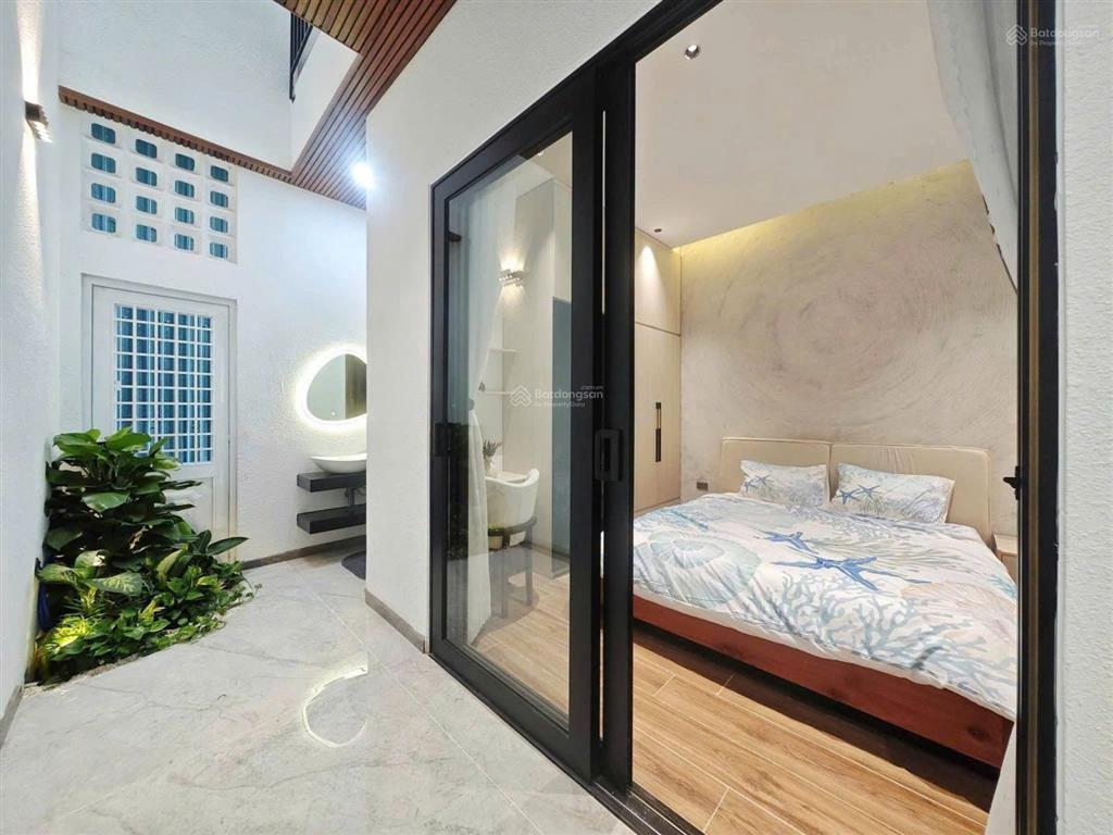 Nhà 3 tầng mặt tiền đường 7,5m lề 4m, cách biển 300m. 125m2, full nội thất cao cấp, sẵn sổ