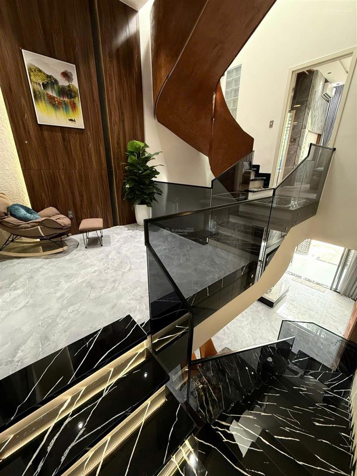 Nhà mt 3 tầng 81m2 full nội thất cao cấp, đường 5m5, lề 3m giá nhỉnh 9 tỷ, cách biển 300m