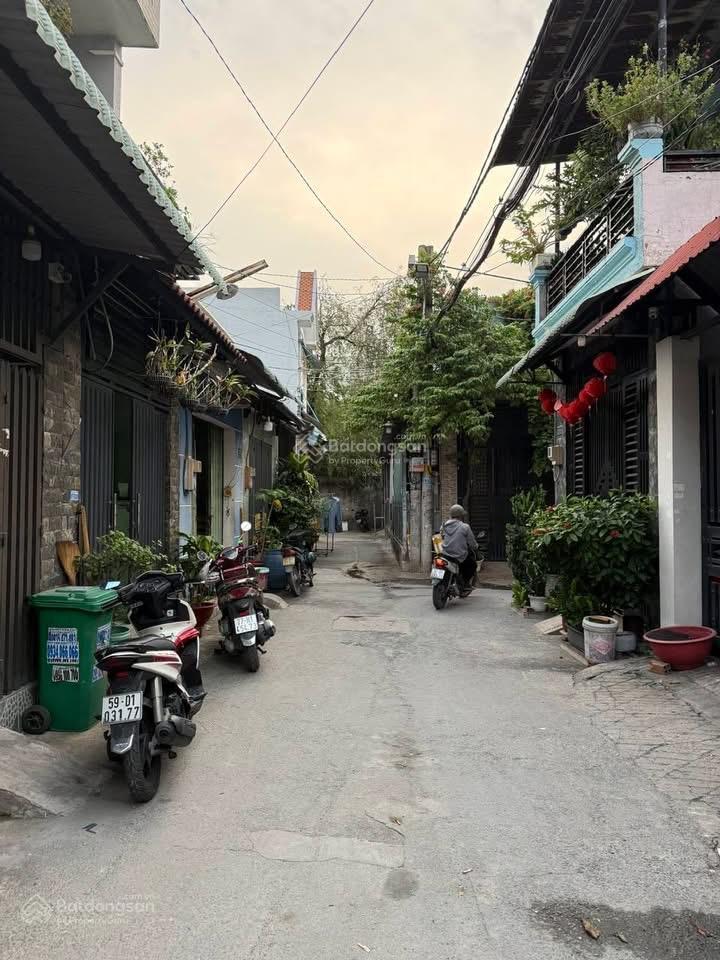 Cần bán gấp nhà ngay chợ thiếc, 80m2, hẻm ô tô đậu cửa, chỉ 3tỷ950 còn thương lượng