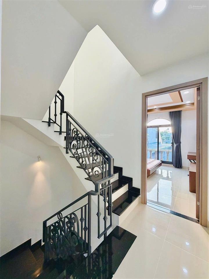 Khó tìm! nhà pháo đài láng, ô tô gần, thang máy xịn, ngõ nông, mới đẹp ở ngay, sân xe riêng, dt 40m