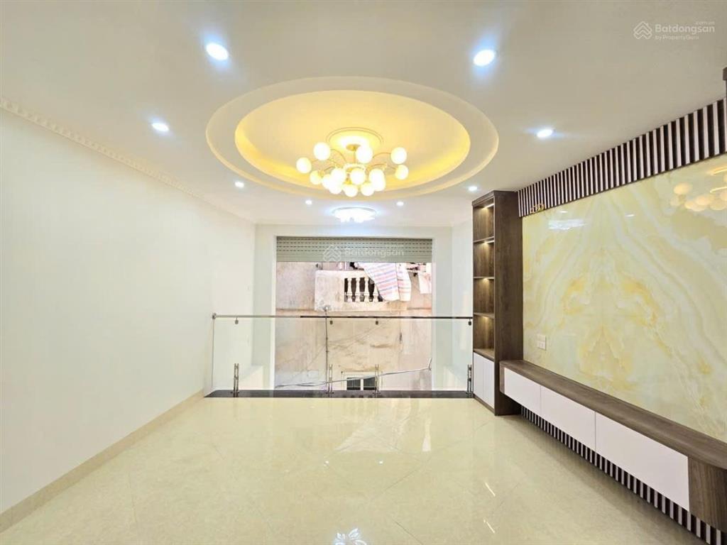 Siêu hiếm phố hoàng cầu nhà mới full nội thất ở ngay, cách ô tô 50m,, dt 42m2 * 6 tầng thang máy