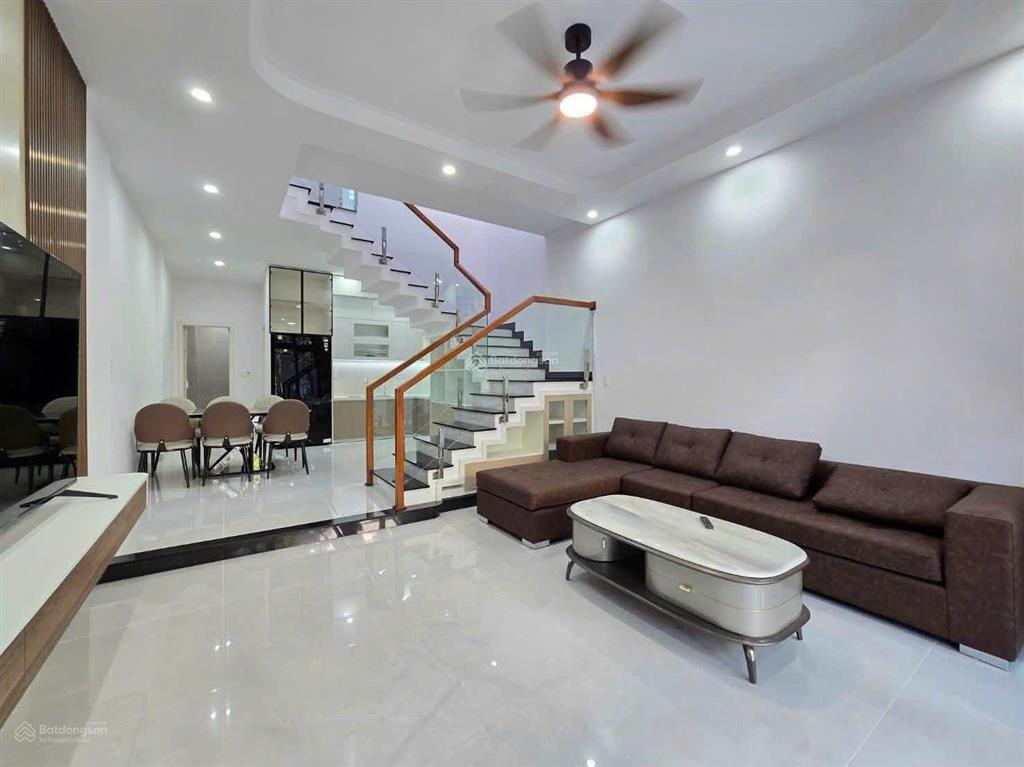 Nhà đẹp phố thịnh quang nhà 2 thoáng xây chắc chắn ngõ thông tứ tung xe 3 gác đua 38m* 6t
