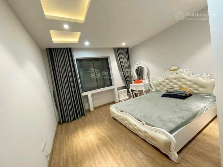 Nhà đẹp ở luôn, sát phố, 2 thoáng, ngõ thông, cách ô tô 30m, ko lỗi lầm dt 43m2*5t