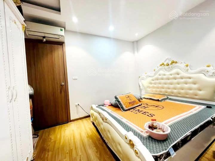 Nhà đẹp ở luôn, sát phố, 2 thoáng, ngõ thông, cách ô tô 30m, ko lỗi lầm dt 43m2*5t