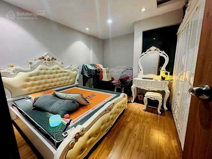 Nhà đẹp ở luôn, sát phố, 2 thoáng, ngõ thông, cách ô tô 30m, ko lỗi lầm dt 43m2*5t
