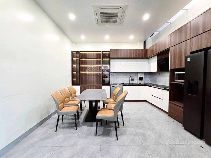 Nhà đẹp ở luôn, sát phố, 2 thoáng, ngõ thông, cách ô tô 30m, ko lỗi lầm dt 43m2*5t