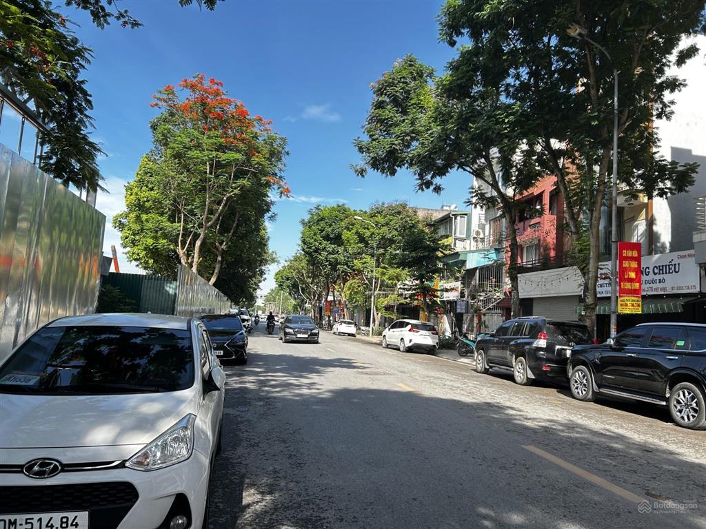 Cho thuê nhà mặt phố việt hưng, 100m2, 5 tầng thang máy, giá 30tr. vỉa hè ô tô tránh làm văn phòng