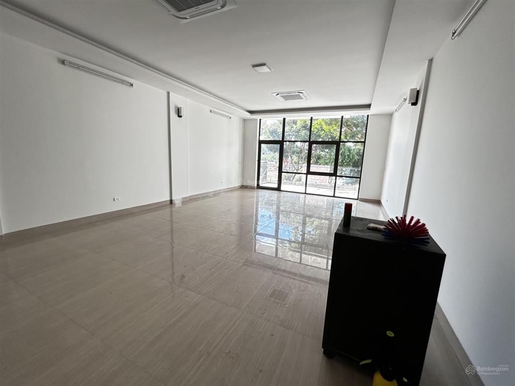 Cho thuê nhà mặt phố việt hưng, 100m2, 5 tầng thang máy, giá 30tr. vỉa hè ô tô tránh làm văn phòng