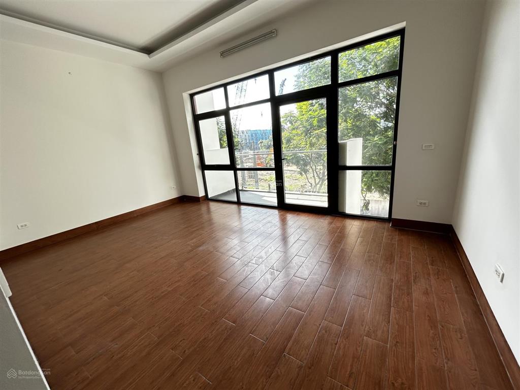 Cho thuê nhà mặt phố việt hưng, 100m2, 5 tầng thang máy, giá 30tr. vỉa hè ô tô tránh làm văn phòng