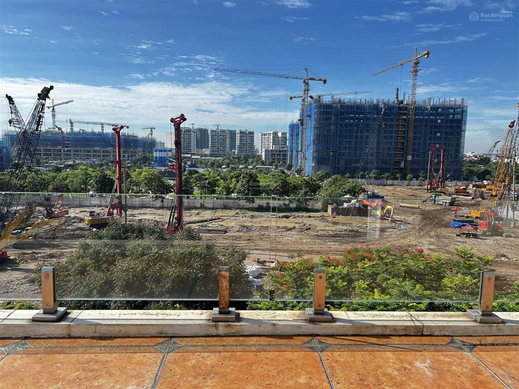 Cho thuê nhà mặt phố việt hưng, 100m2, 5 tầng thang máy, giá 30tr. vỉa hè ô tô tránh làm văn phòng