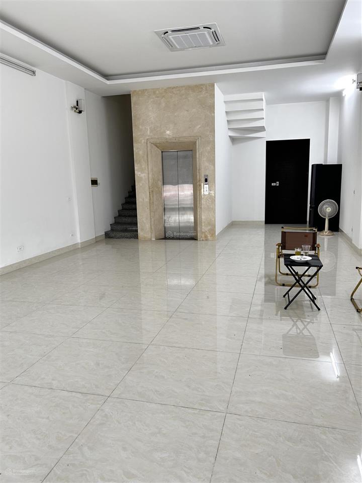 Cho thuê nhà mặt phố việt hưng, 100m2, 5 tầng thang máy, giá 30tr. vỉa hè ô tô tránh làm văn phòng