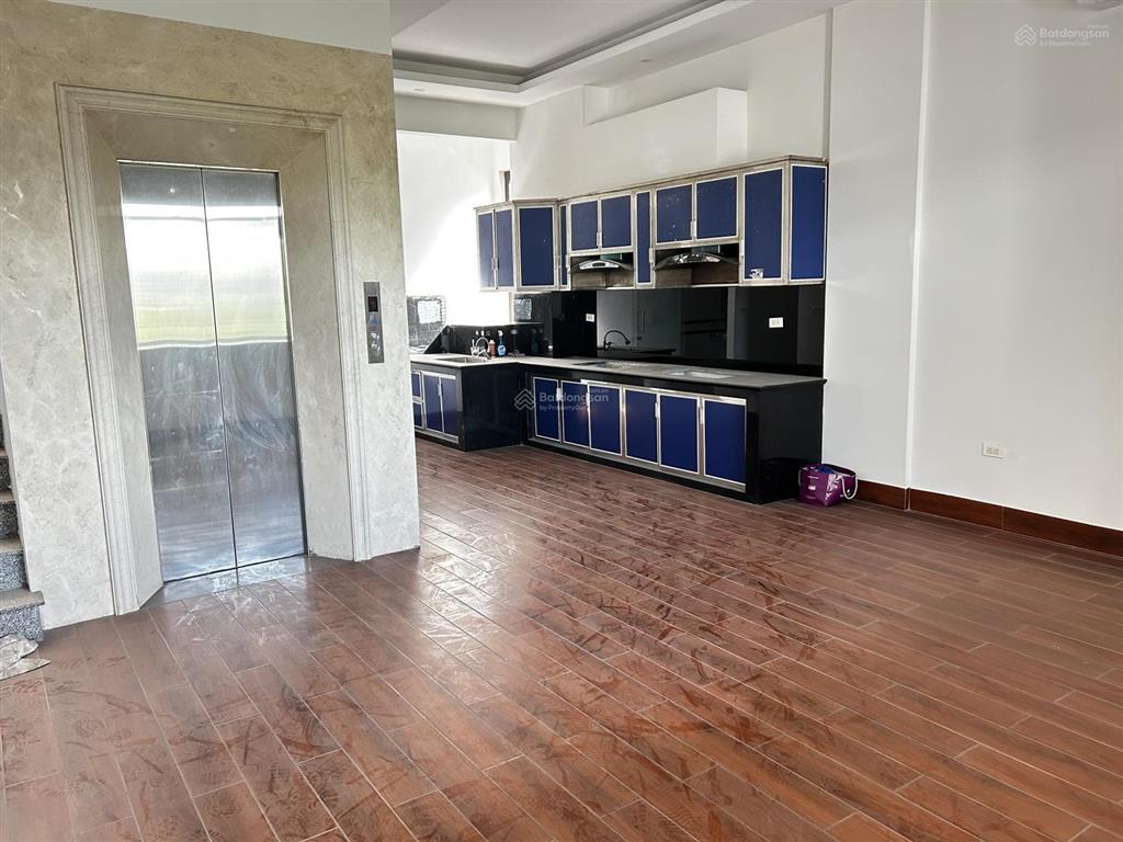Cho thuê nhà mặt phố việt hưng, 100m2, 5 tầng thang máy, giá 30tr. vỉa hè ô tô tránh làm văn phòng
