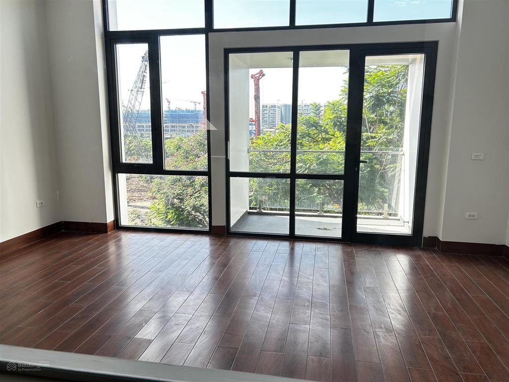 Cho thuê nhà mặt phố việt hưng, 100m2, 5 tầng thang máy, giá 30tr. vỉa hè ô tô tránh làm văn phòng