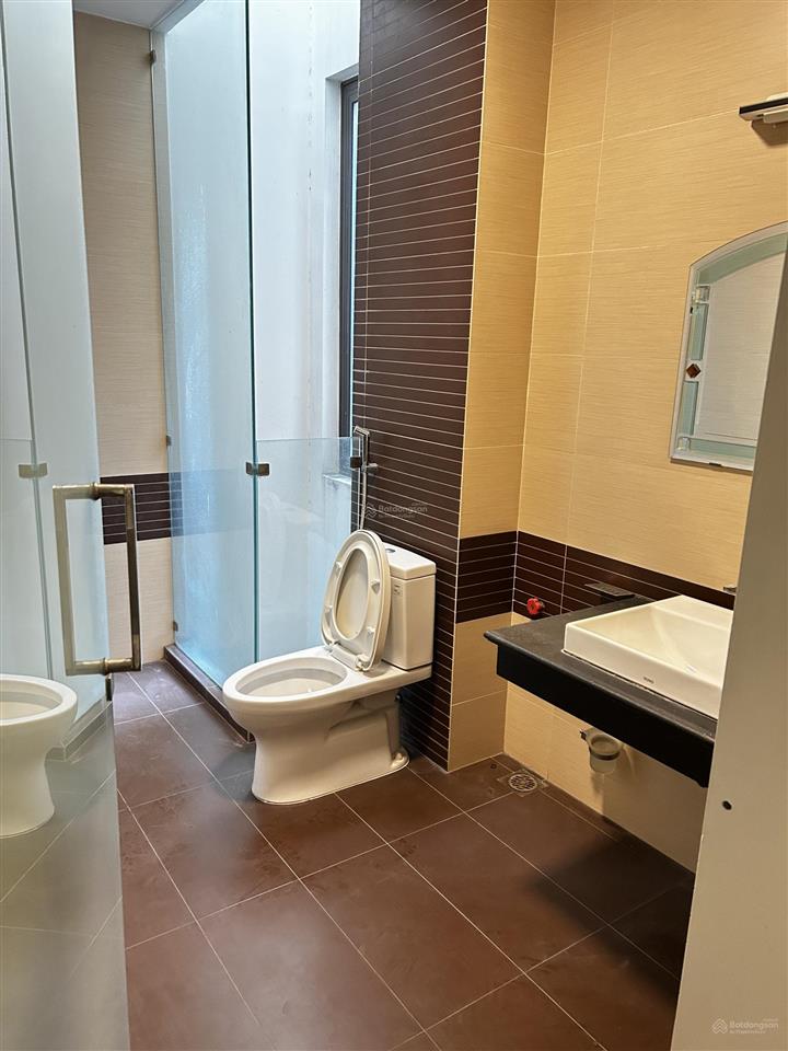 Cho thuê nhà mặt phố việt hưng, 100m2, 5 tầng thang máy, giá 30tr. vỉa hè ô tô tránh làm văn phòng