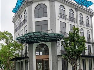 Cho thuê toà văn phòng phố việt hưng, lô góc, vỉa hè rộng. 300m2, 6 tầng thang máy thông sàn, 80tr.