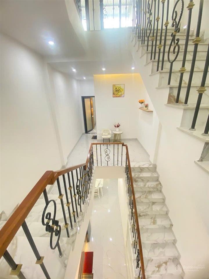 Nhỉnh 5 tỷ  núi thành  ô tô tránh  nhà sẵn 3 tầng  ngay sát đường 2/9.