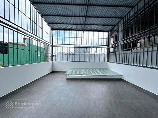 Nhỉnh 5 tỷ  núi thành  ô tô tránh  nhà sẵn 3 tầng  ngay sát đường 2/9.