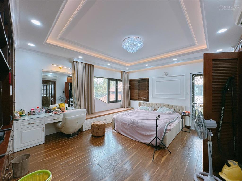 Biệt thự senturia 430m2 vườn lài an phú đông. ngang gần 23m nở hậu. gồm 1pk 1bếp + 6 pn. hồ cá koi