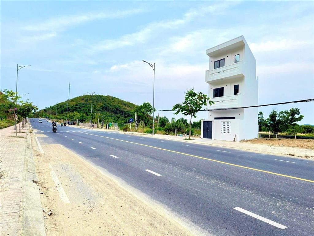 Bán lô đất 2 mặt tiền đường nhựa 26m , phù hợp xây biệt thự giá chỉ gần 10 tỷ