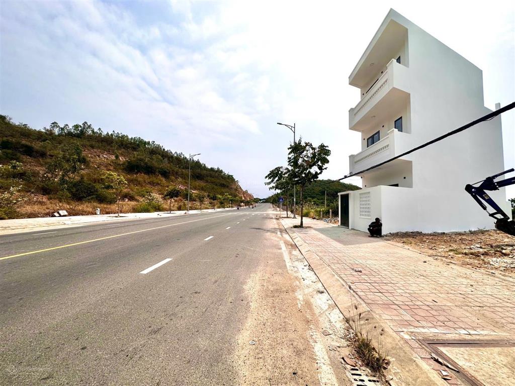 Bán lô đất 2 mặt tiền đường nhựa 26m , phù hợp xây biệt thự giá chỉ gần 10 tỷ