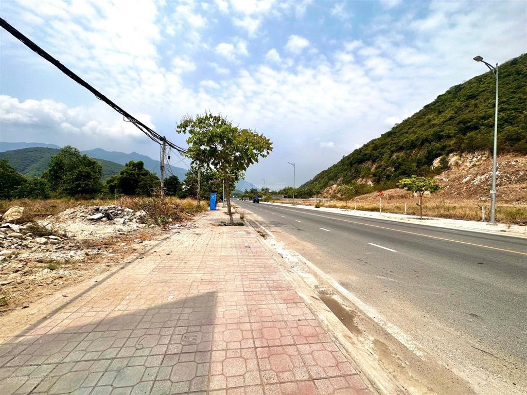 Bán lô đất 2 mặt tiền đường nhựa 26m , phù hợp xây biệt thự giá chỉ gần 10 tỷ