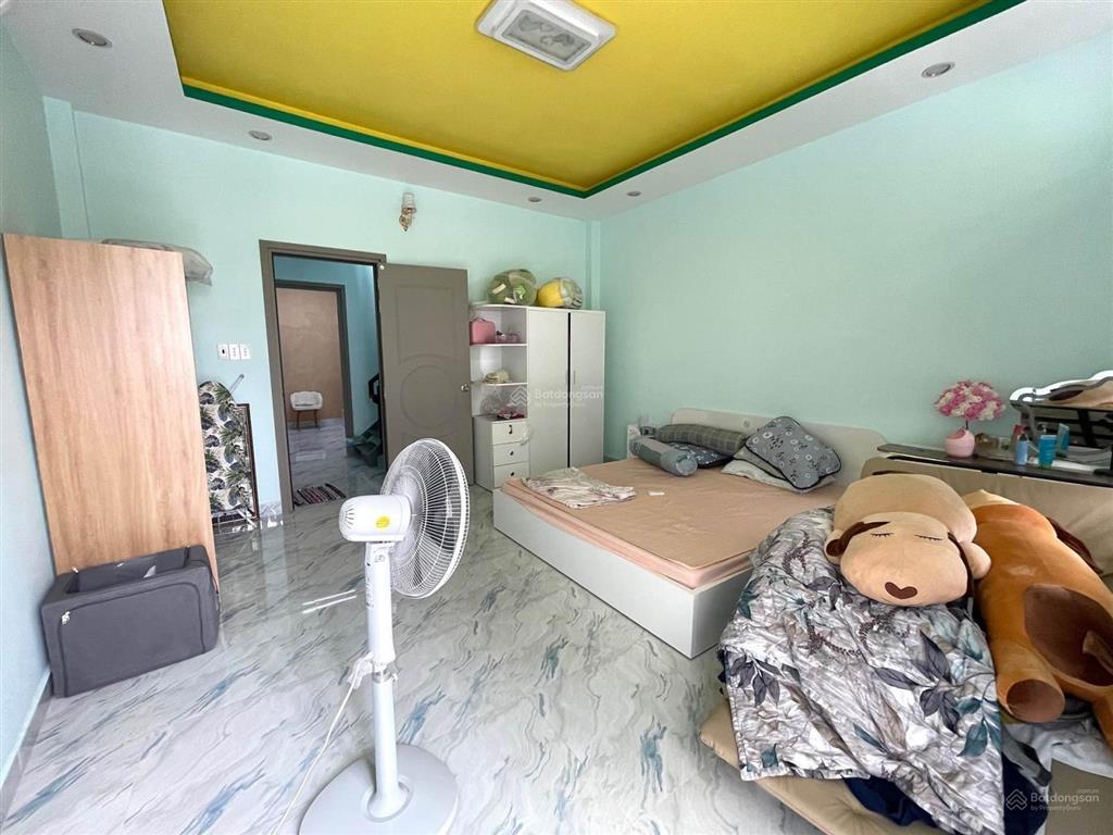 Ngang 4.5 m  nở hậu 5m, 4pn, ban công  sân thượng  emart phan huy ích  20m ra mt. không qh