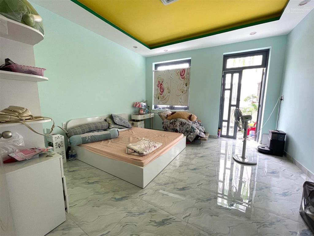 Ngang 4.5 m  nở hậu 5m, 4pn, ban công  sân thượng  emart phan huy ích  20m ra mt. không qh