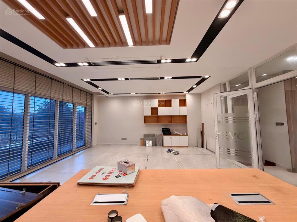Cho thuê nhà nguyễn cơ thạch, có đầy đủ nội thất, máy lạnh trung tâm, hỗ trợ khách nhiệt tình