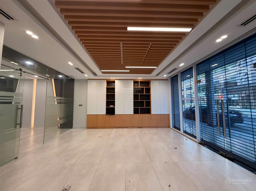 Cho thuê nhà nguyễn cơ thạch, có đầy đủ nội thất, máy lạnh trung tâm, hỗ trợ khách nhiệt tình